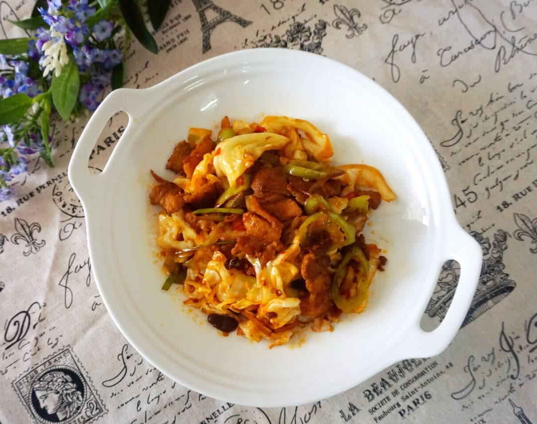 Hot and sour hand shredded cabbage in dry pot