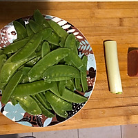 豌豆荚炒火腿的做法图解1
