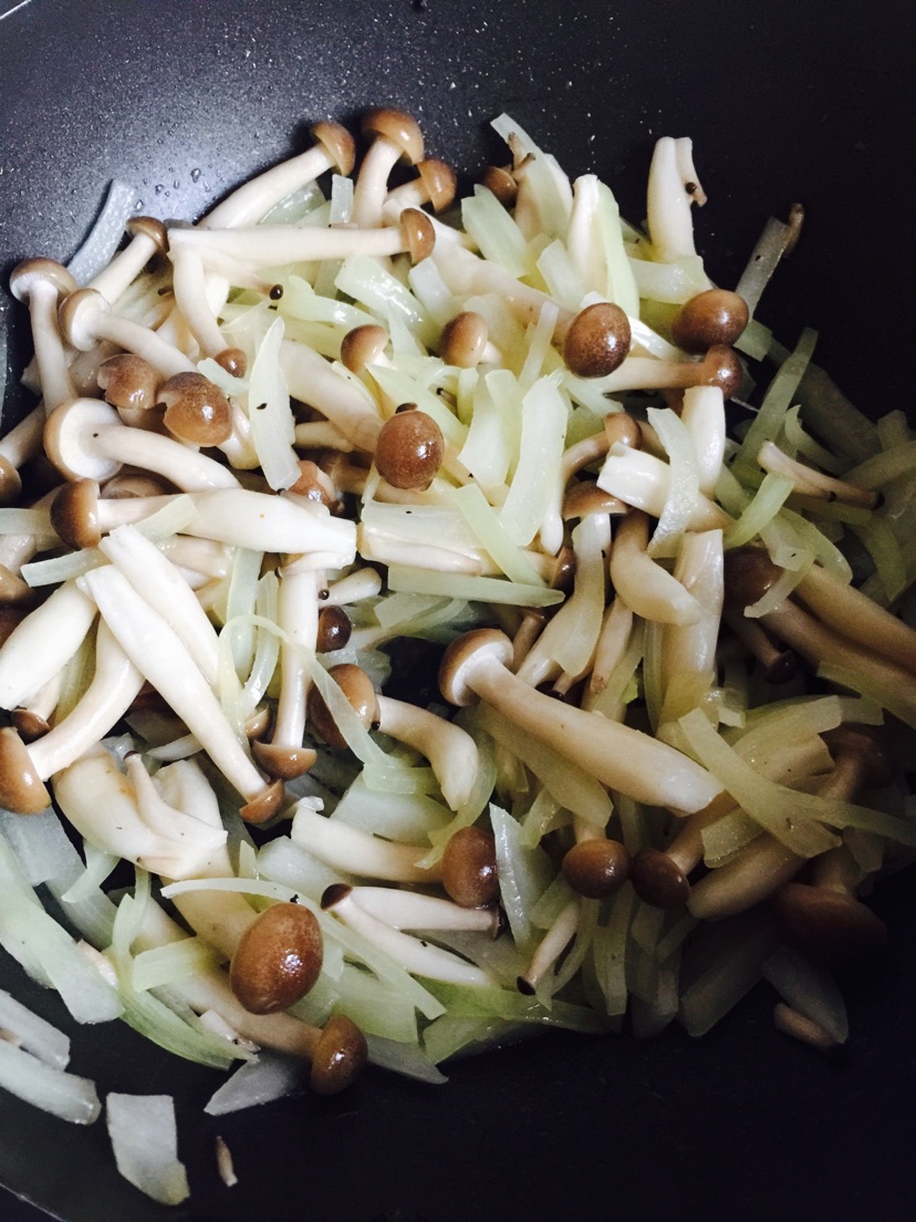 羊栖菜豆腐鸡肉汉堡肉配洋葱蘑菇咖喱汁的做法图解11