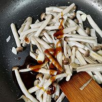 香肠炒蟹味菇的做法图解7