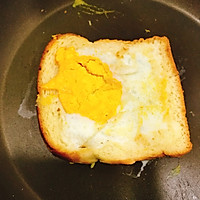 一片吐司也能做出美味三明治：太阳蛋青瓜火腿三明治的做法图解5