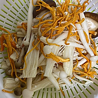 宝宝补锌之鲜美菌菇蛤蜊汤的做法图解2