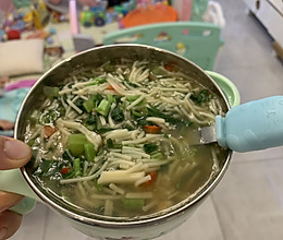宝宝辅食：鲜虾金针菇红椒空心菜汤面的做法