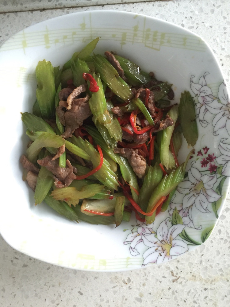 芹菜炒肉片的做法