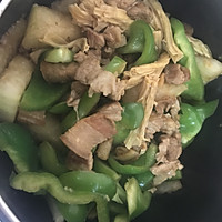 夏天鲜甜五花肉腐竹炒青椒冬瓜的做法图解4