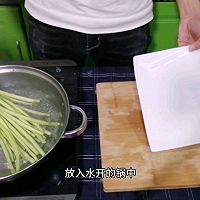凉拌手撕蒜苔的做法图解3