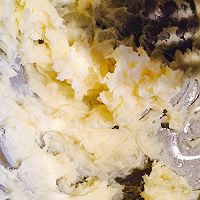 咖啡黄油曲奇#甜蜜厨神#的做法图解2