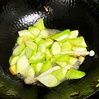 【孕妇食谱】菌菇鸡蛋烩丝瓜，清淡又鲜香，简单却营养～的做法图解8