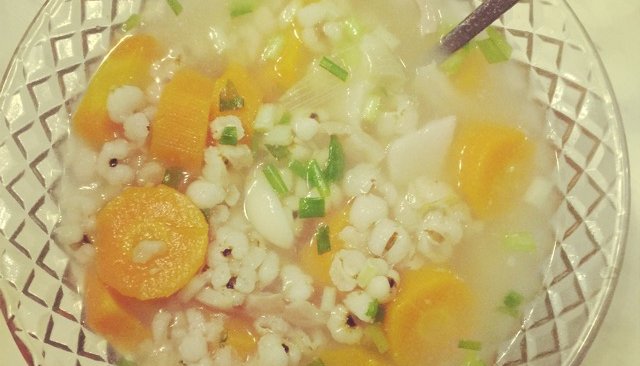 猪皮薏仁胡萝卜百合汤的做法