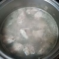 【玉米菌菇排骨汤】的做法图解2