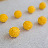 米粉蛋黄球的做法图解6