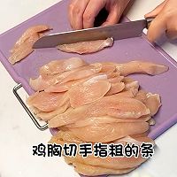 【甜辣泡面鸡柳】泡面和鸡胸肉的神仙吃法的做法图解1