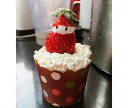 圣诞纸杯草莓蛋糕的做法