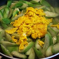 #少盐饮食 轻松生活# 香嫩多汁的鸡蛋炒丝瓜的做法图解7