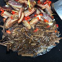 干锅茶树菇炒腊肉的做法图解12