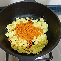 #人人能开小吃店#有薯条味道的黑椒油煎薯丁炒饭的做法图解5