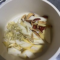 双花百合炖梨汤的做法图解3