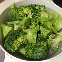 芝麻油拌西兰花的做法图解1