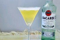 白色朗姆酒和菠萝果汁混合调出的鸡尾酒，让人不会厌倦的味道的做法