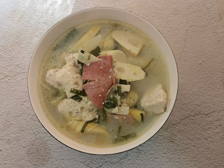 河蚌鲜笋豆腐汤的做法