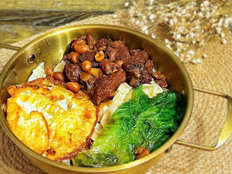 黄焖牛肉手擀面的做法