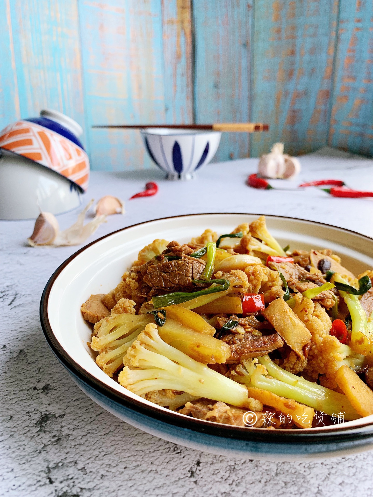 Stir fried pork with cauliflower in a dry pot