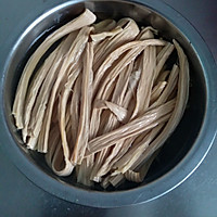芹菜花生米拌腐竹的做法图解5