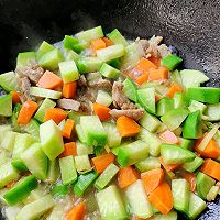 红绿萝卜炖炸肉的做法图解5