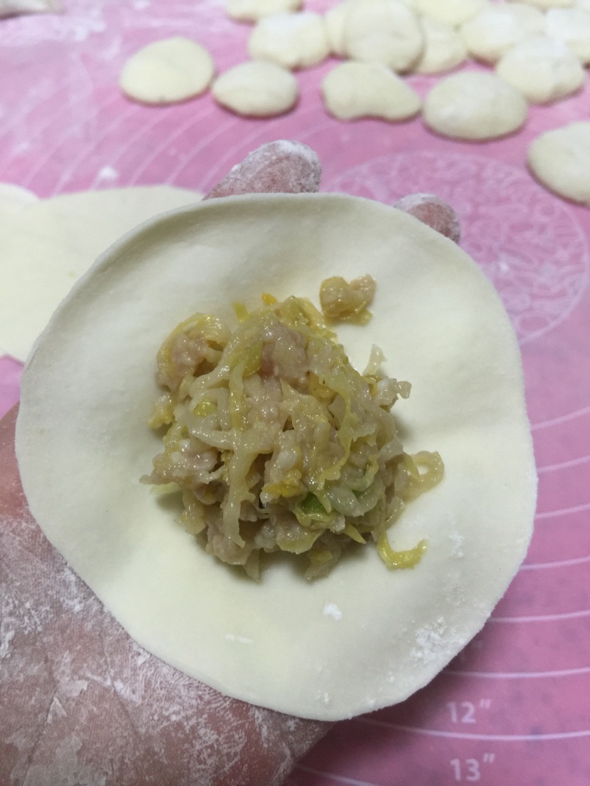 东北风味酸菜猪肉馅水饺的做法图解4