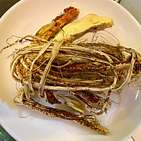 五指毛桃黑豆花生鸡脚汤的做法图解1