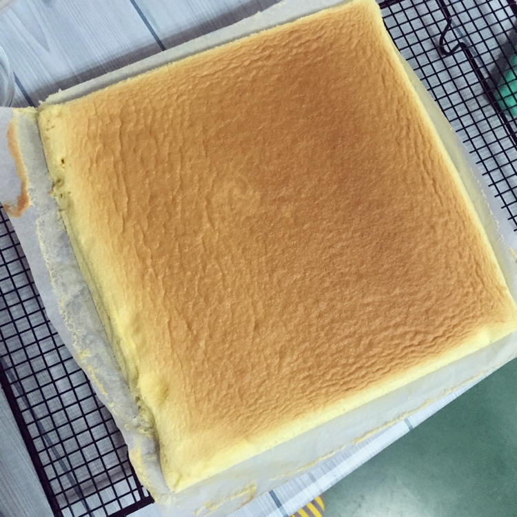草莓奶油蛋糕卷的做法图解10