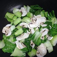 青菜炒蘑菇的做法图解5