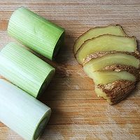 上班一族的福音，美味排骨油栗焖饭一锅出的做法图解1