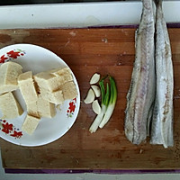 鳕鱼炖冻豆腐的做法图解1