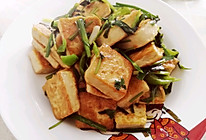 汤汁饱满的脆皮豆腐炒韭菜的做法