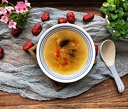 #做道懒人菜，轻松享假期#银耳莲子红枣汤的做法