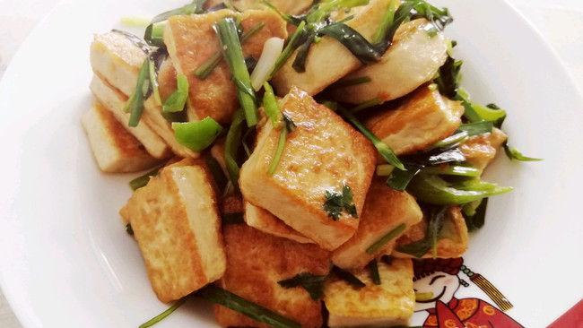 汤汁饱满的脆皮豆腐炒韭菜的做法