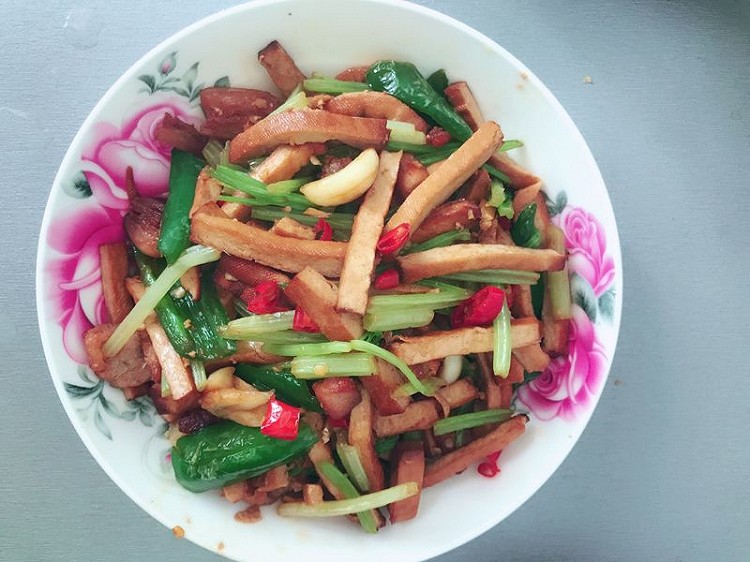 芹菜香干炒肉的做法