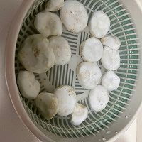 马蹄酱肉包子的做法图解2