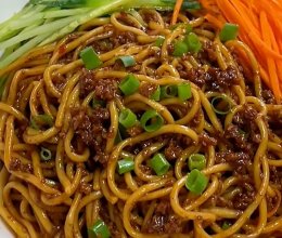 黄瓜肉末热干面的做法