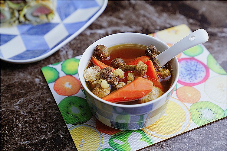 菌菇薏米肉末汤的做法