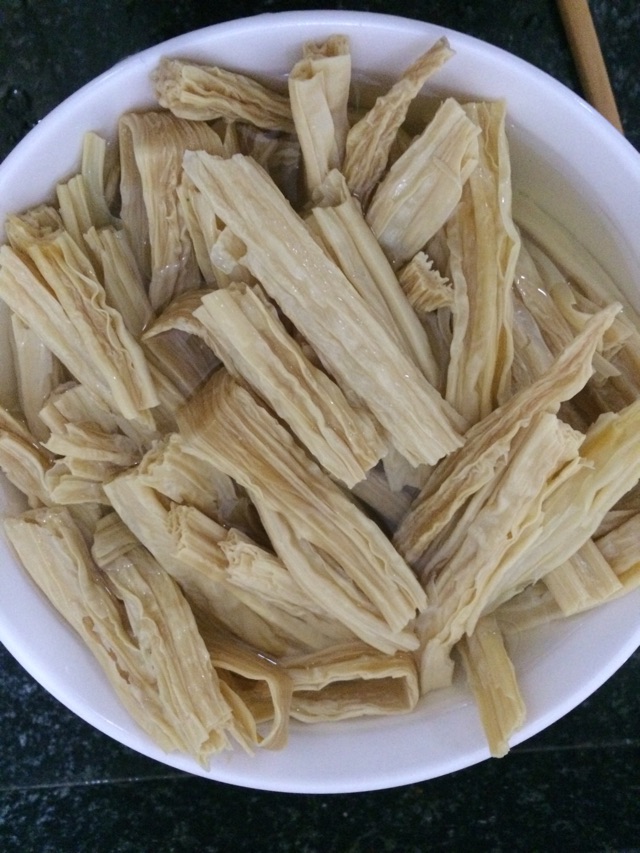 火腿炒腐竹的做法图解2