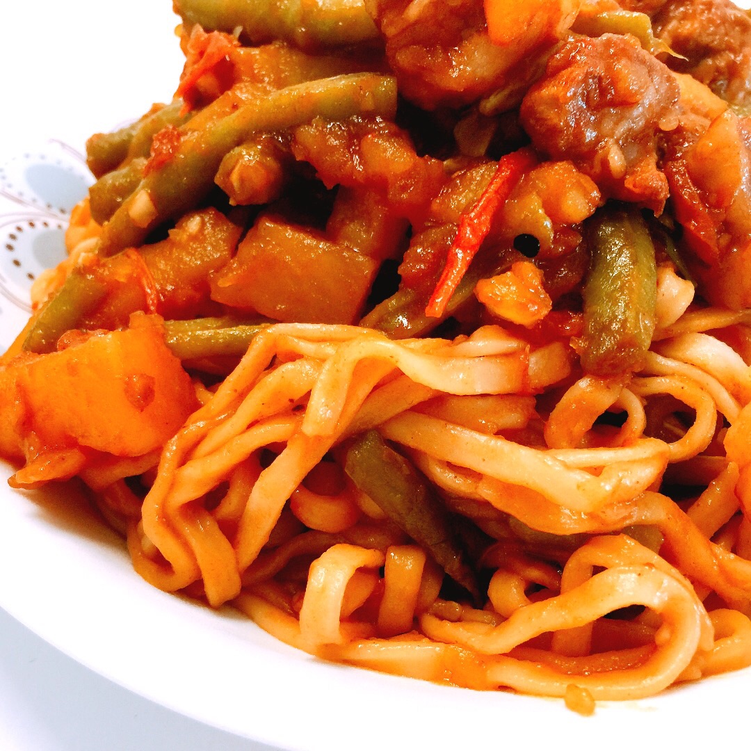 Braised noodles with pork and beans