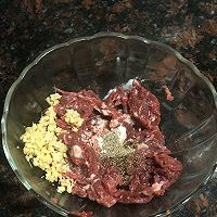#换着花样吃早餐#美味电饭煲牛肉焖饭的做法图解1