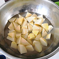 土豆炖鸡翅根的做法图解2
