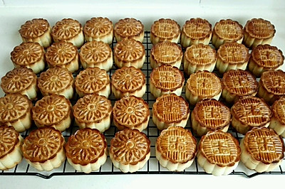 广式蛋黄莲蓉月饼