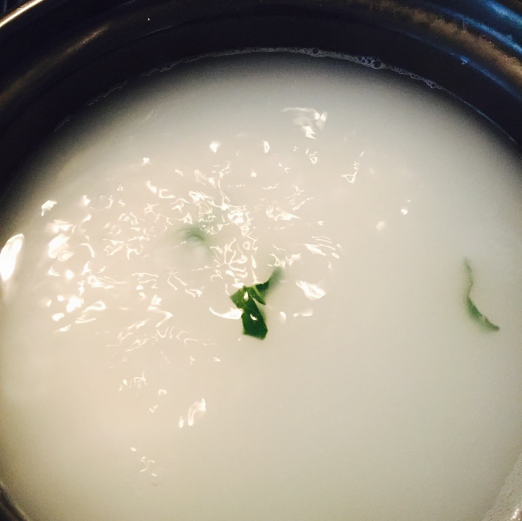 砂锅鸡肉青菜粥的做法图解1