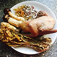 松茸炖乳鸽的做法图解1