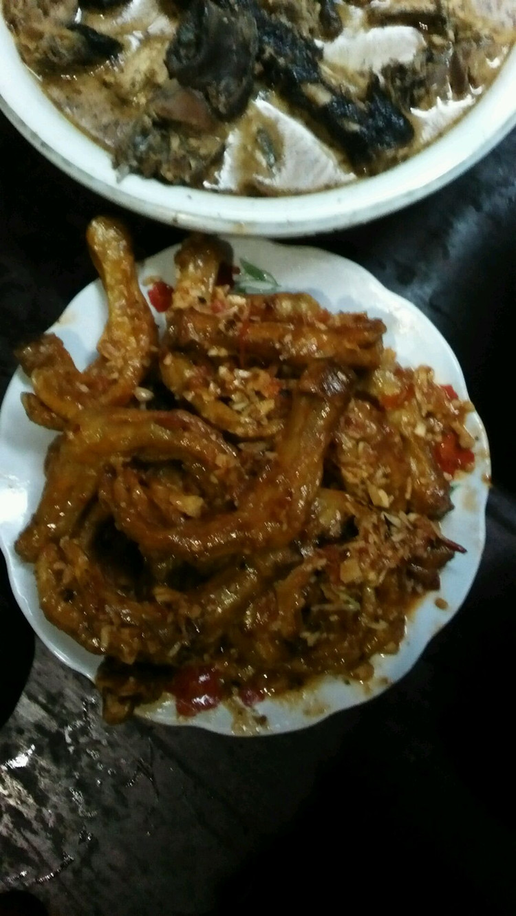 西红柿炒鸭脚（和凉拌鸭脚味道差不多哦）的做法