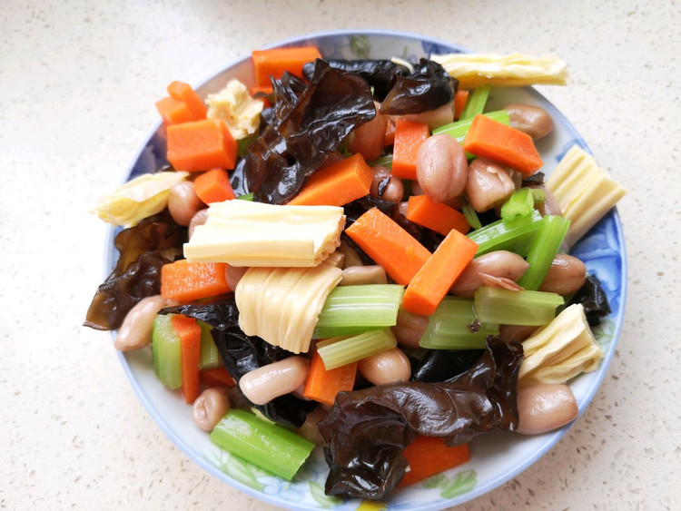 凉菜（腐竹+芹菜+胡萝卜+花生米）的做法